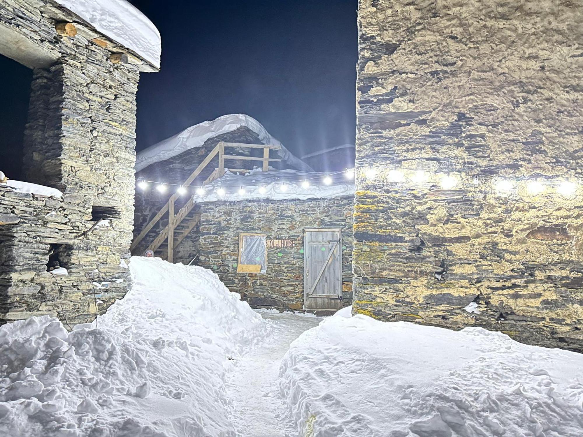 Old House Hotel Ushguli Exterior photo
