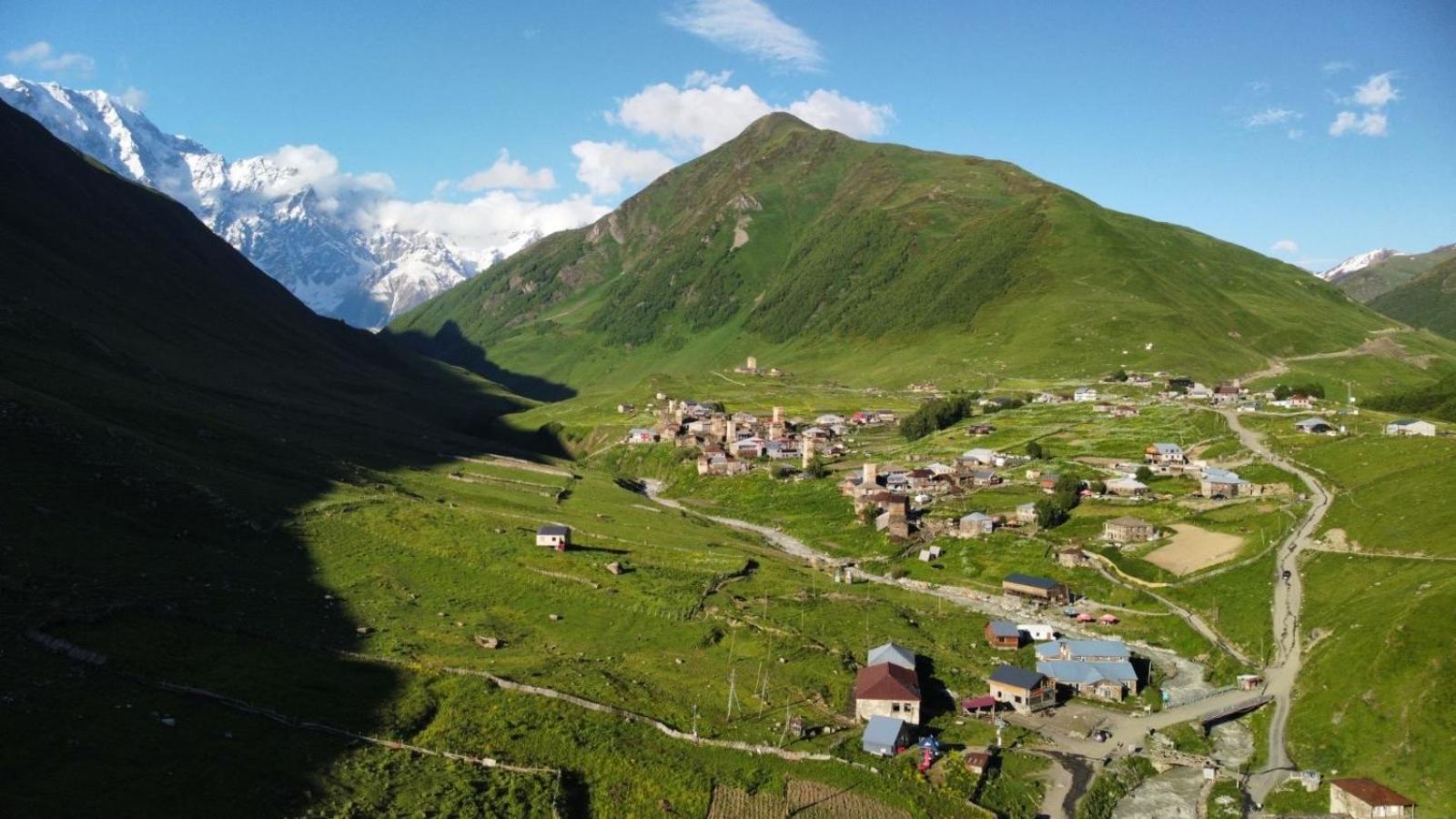 Old House Hotel Ushguli Exterior photo