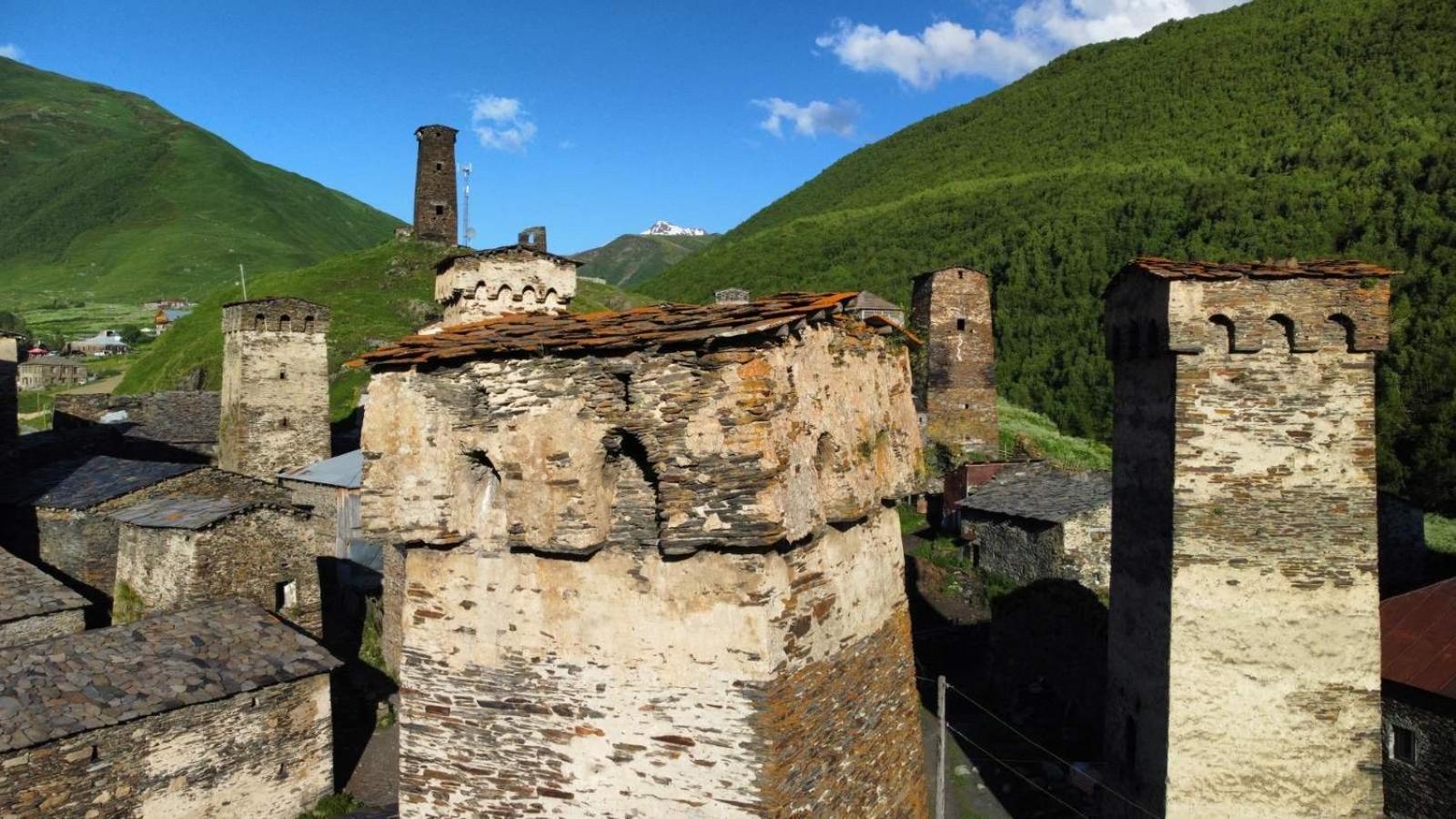 Old House Hotel Ushguli Exterior photo