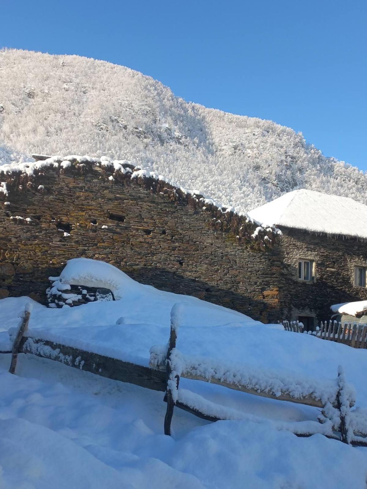 Old House Hotel Ushguli Exterior photo