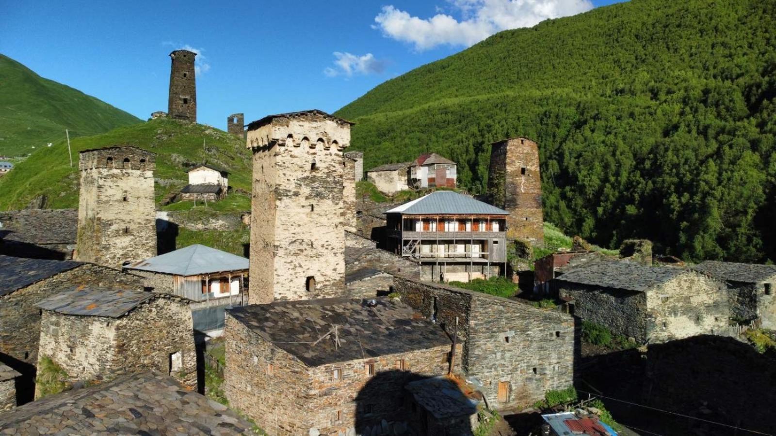 Old House Hotel Ushguli Exterior photo