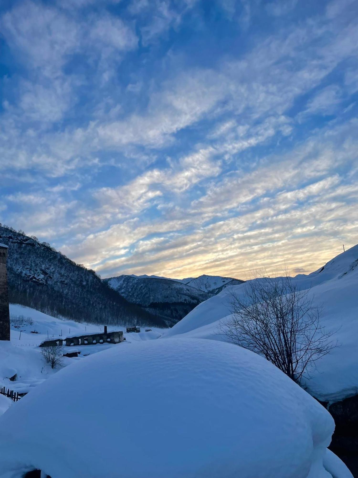 Old House Hotel Ushguli Exterior photo